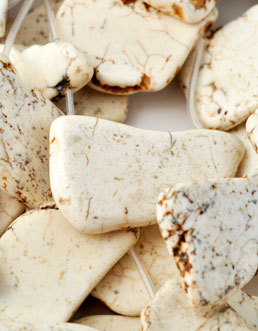 5721 - White Howlite flakes 16x39mm