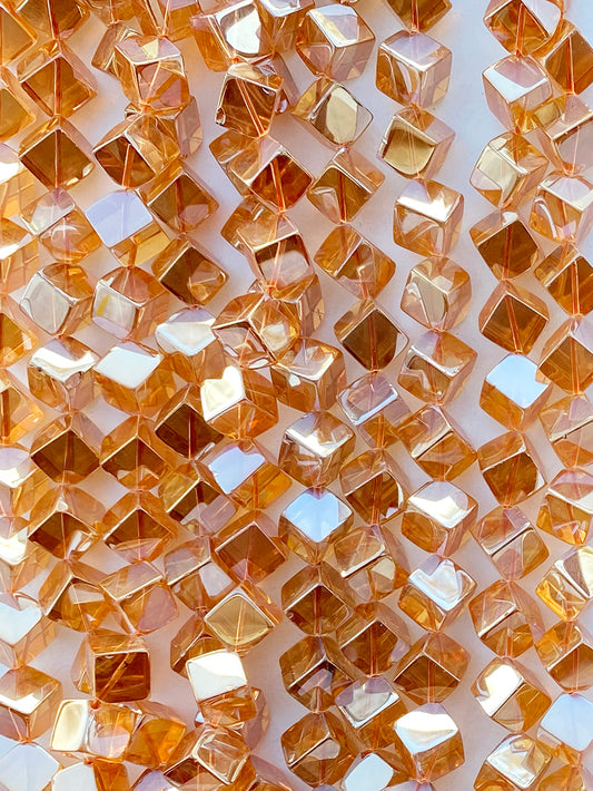 6850 - Indfarvet Bjergkrystal 8x8mm